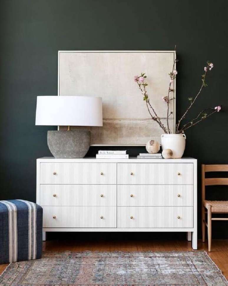 41. Decora&ccedil;&atilde;o de quarto com abajur moderno para c&ocirc;moda branca e parede preta &ndash; Foto: McGee & Co.