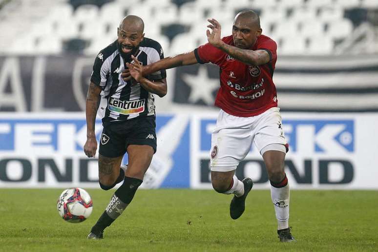Chay disputa a bola com defensor em Botafogo x Brasil de Pelotas (Foto: Vítor Silva/Botafogo)