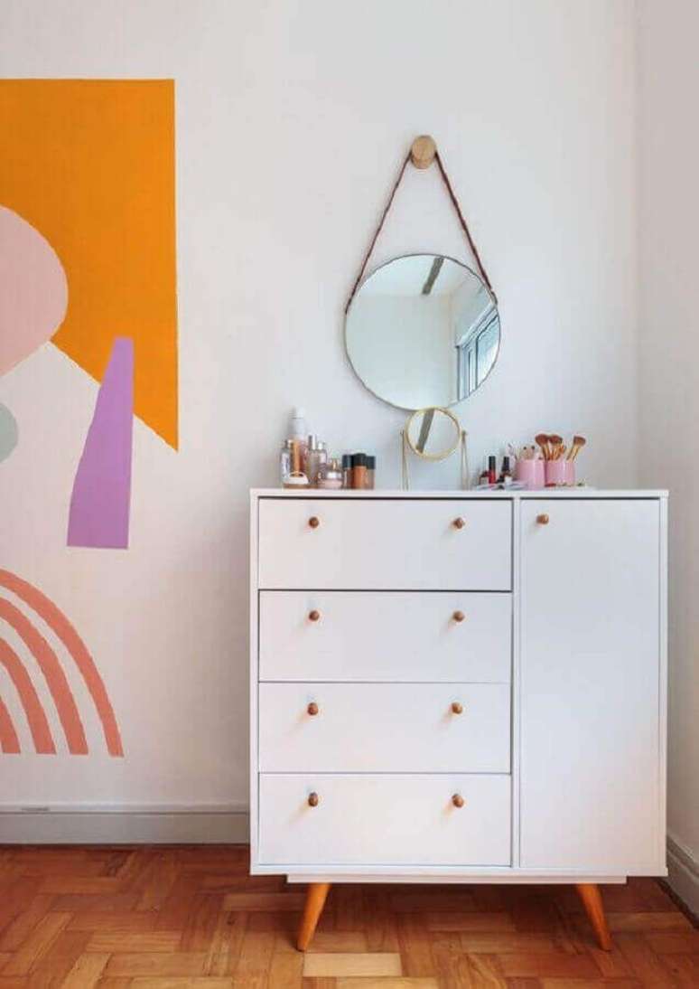 5. Decoração simples para quarto feminino com espelho redondo e cômoda branca com sapateira – Foto: Histórias de Casa