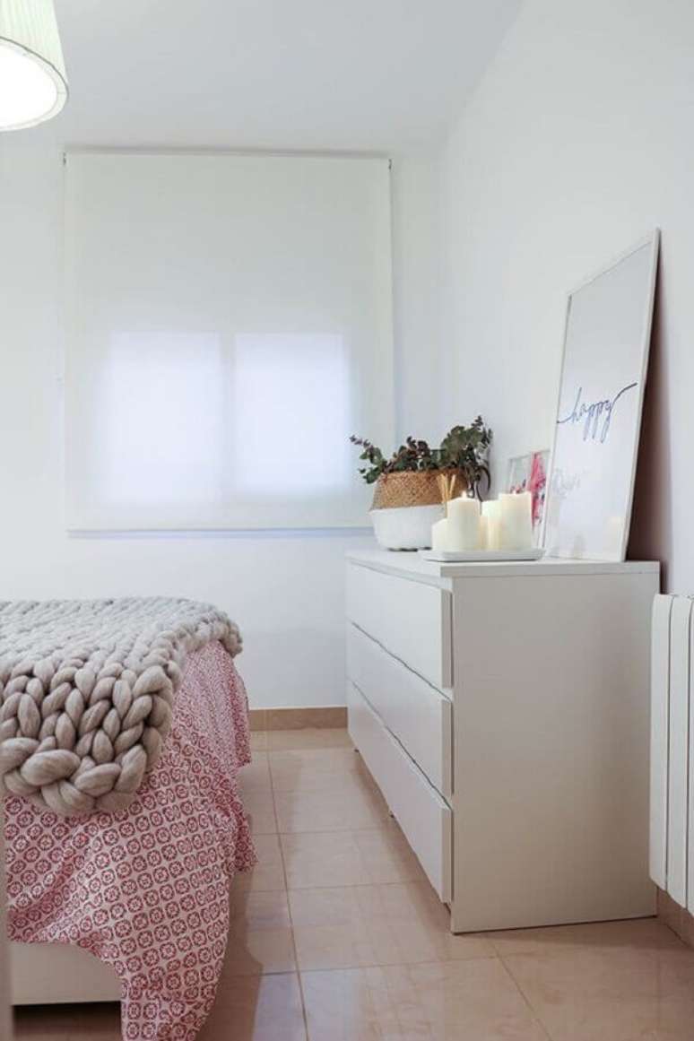 54. Quadro apoiado em cômoda branca grande para decoração de quarto de casal – Foto: Boho Deco Chic