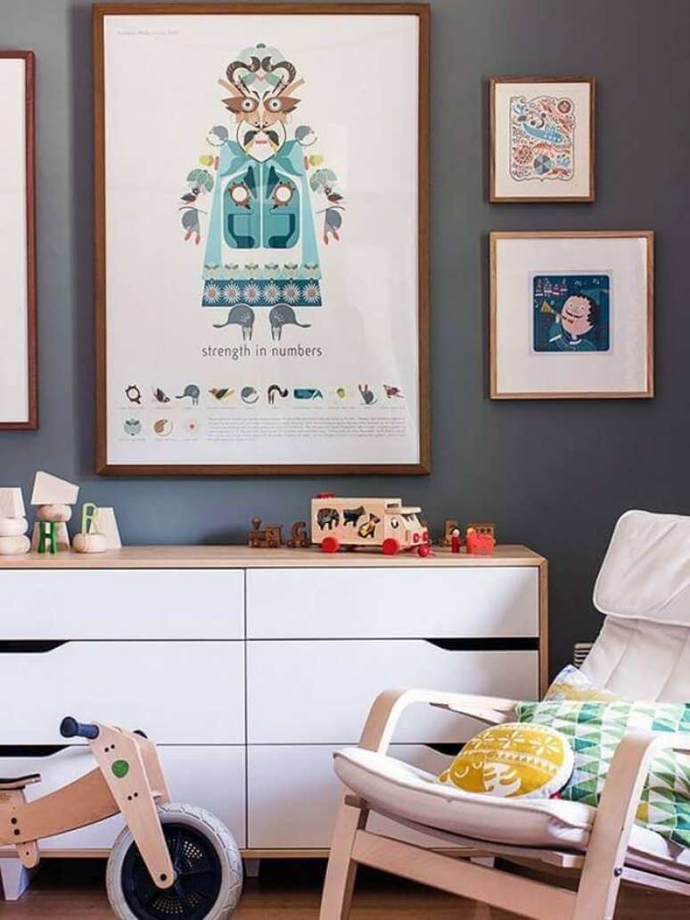 10. Cômoda branca para quarto infantil decorado com quadros para parede cinza – Foto: Home Fashion Trend