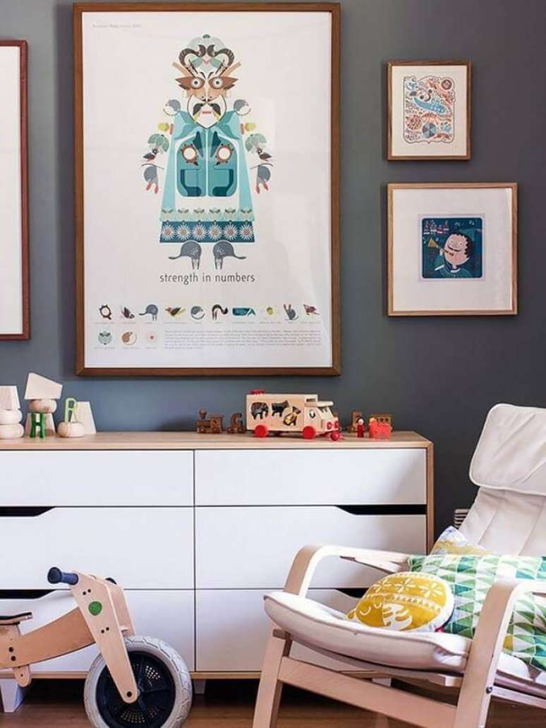 10. C&ocirc;moda branca para quarto infantil decorado com quadros para parede cinza &ndash; Foto: Home Fashion Trend