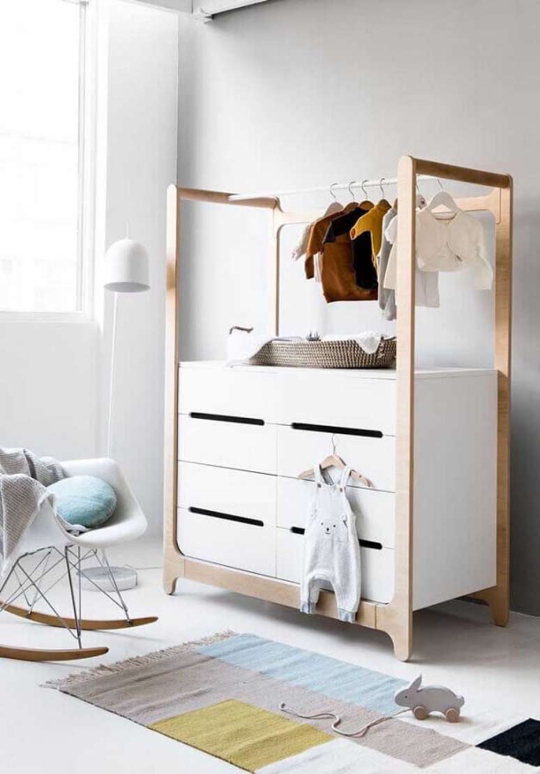 7. Cômoda branca com cabideiro para decoração de quarto de bebê – Foto: Pinterest
