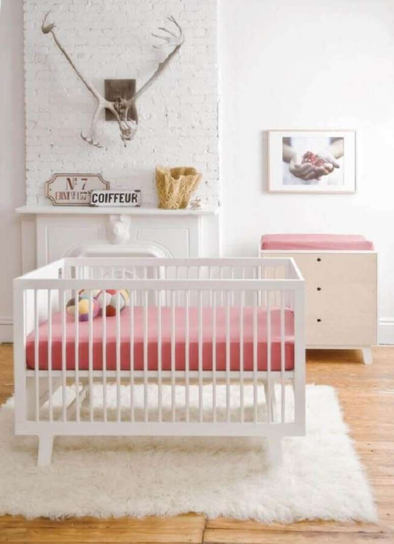 12. Cômoda branca para quarto de bebê branco e rosa decorado com tapete felpudo – Foto: Histórias de Casa