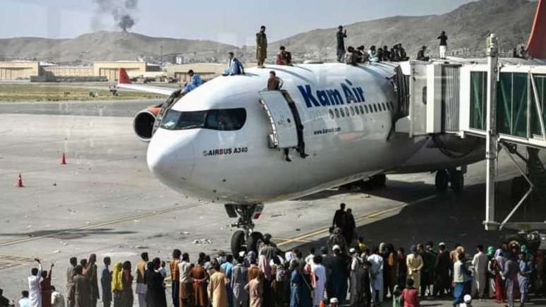 Afegãos dominaram o aeroporto de Cabul (Foto: Wakil Kohsar / AFP)