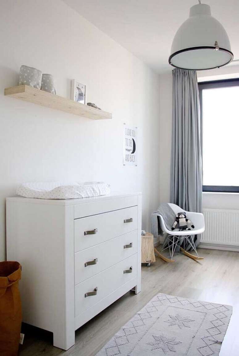 34. Decora&ccedil;&atilde;o clean para quarto com cadeira de balan&ccedil;o e c&ocirc;moda de beb&ecirc; branca &ndash; Foto: Pinterest