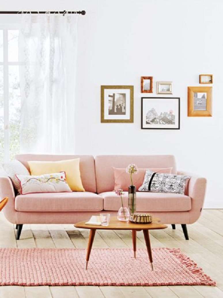 12. Sala clean com sofá pé palito rosa – Foto Wunderweib