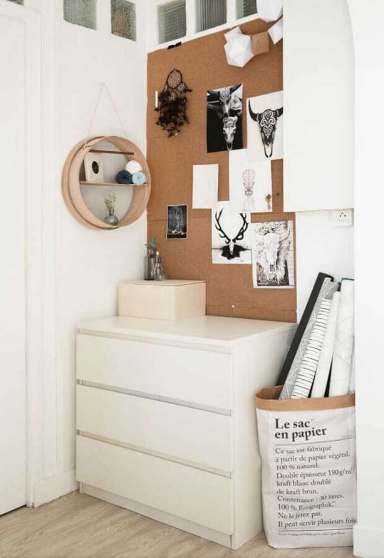 52. Decora&ccedil;&atilde;o simples para quarto com nicho redondo e c&ocirc;moda branca baixa &ndash; Foto: Houzz