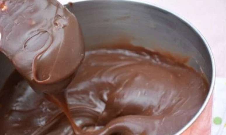 2. O creme de chocolate feito na panela deve chegar próximo a consistência do brigadeiro. Fonte: Pinterest