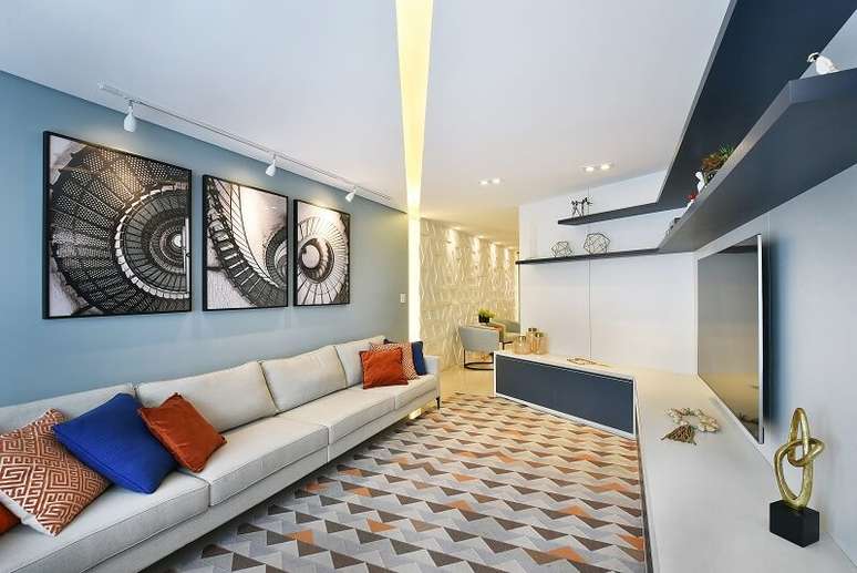 7. Os quadros s&atilde;o real&ccedil;ados pela lumin&aacute;ria trilho branca. Foto Sidney Doll