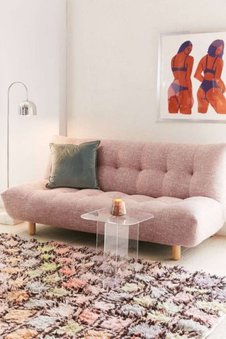 30. Sofá cama com pés de palito e decoração em tons pasteis – Foto Pinterest