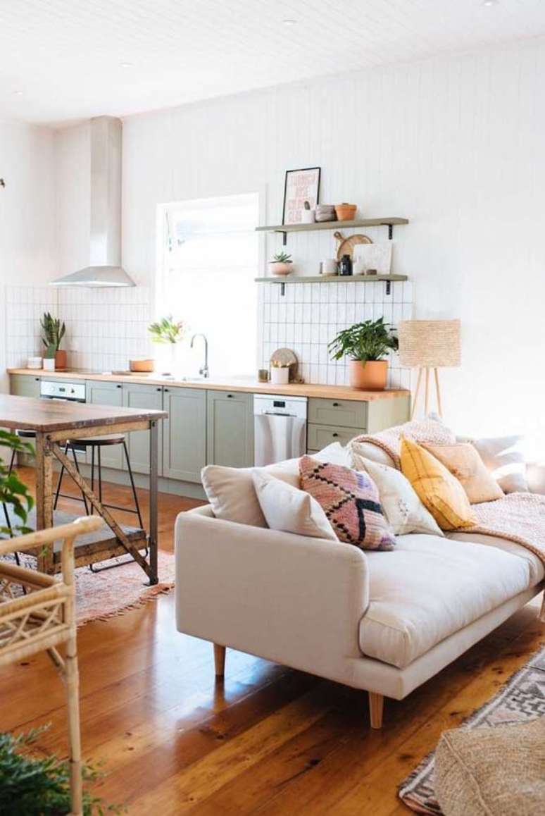 47. Casa no conceito aberto com sofá pé palito creme e armários de cozinha verde – Foto Pinterest