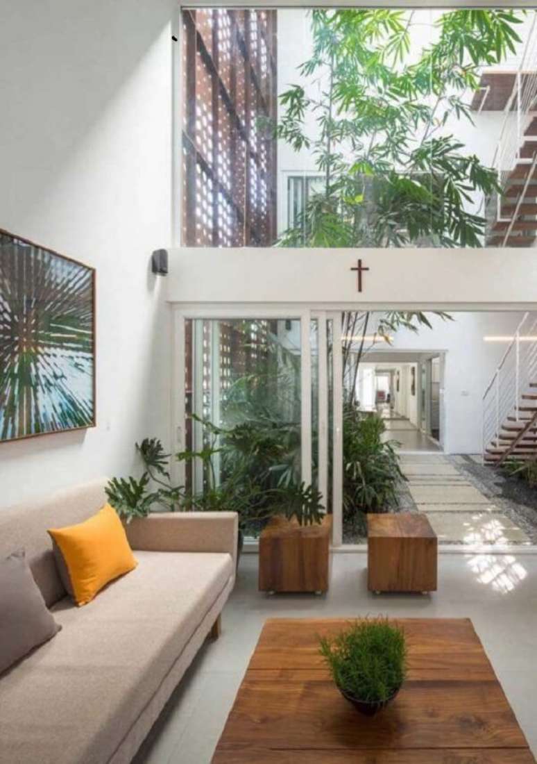 34. O jardim de inverno se destaca nesse im&oacute;vel com p&eacute; direito duplo. Fonte: Pinterest