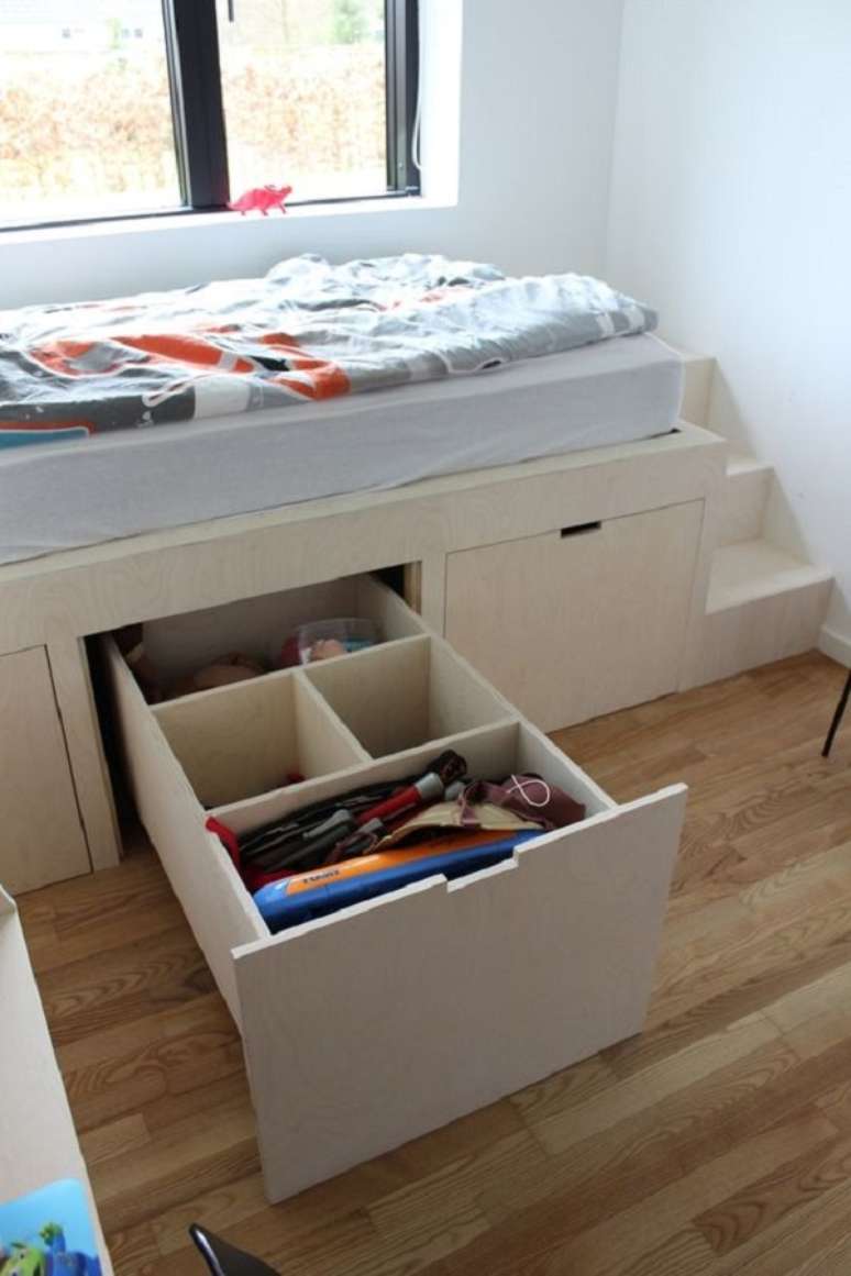 54. Cama com gavetas laterais ajudam na organização do dormitório. Fonte: Pinterest