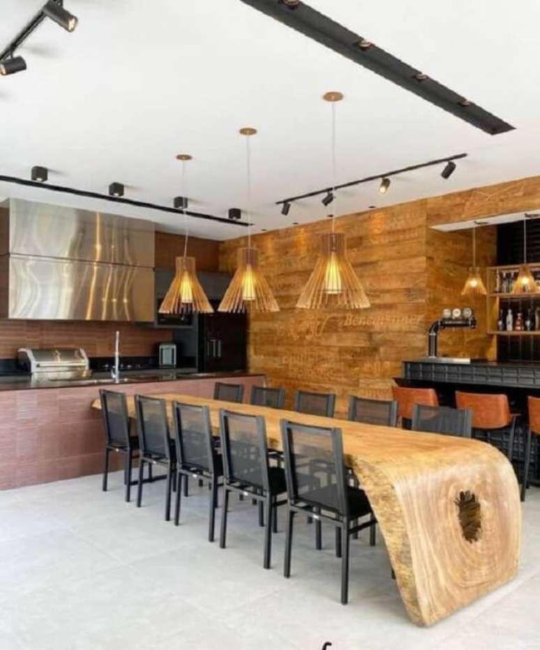48. Lustre para &aacute;rea gourmet moderna decorada com mesa de madeira de demoli&ccedil;&atilde;o &ndash; Foto: Fashion Bubbles