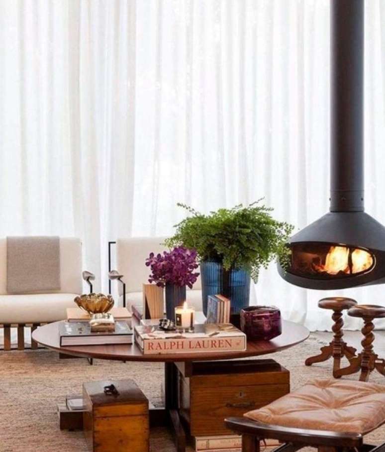 27. Sala cl&aacute;ssica com lareira suspensa no canto do ambiente &ndash; Foto Revista Vd