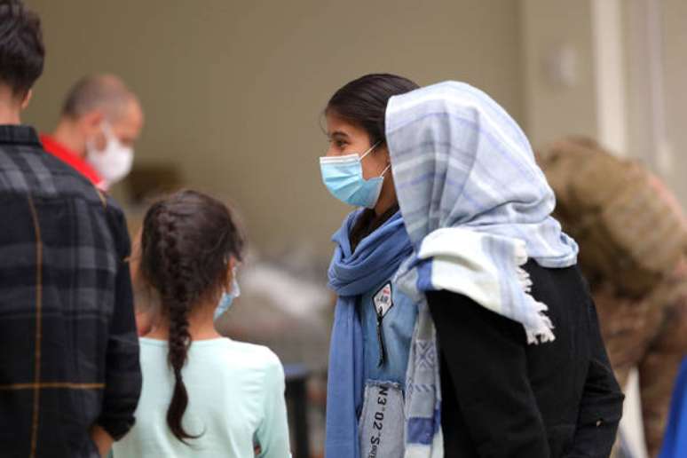 Afegãs evacuadas pela Itália aguardam controles sanitários no Aeroporto Leonardo da Vinci, na província de Roma