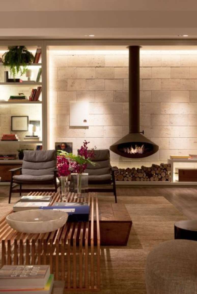 29. Sala com lareira suspensa a lenha e poltronas estofadas &ndash; Foto Revista VD