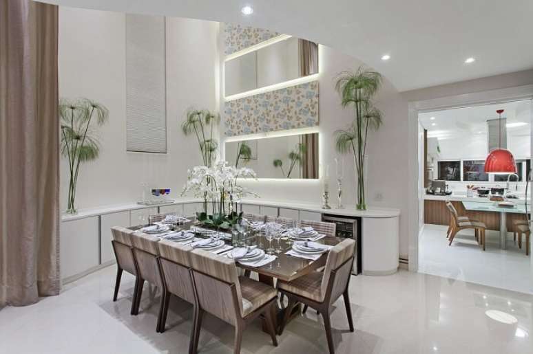 37. Na decora&ccedil;&atilde;o p&eacute; direito duplo os espelhos iluminados fixados na parede trazem um charme a parte. Projeto de Aquiles Nicolas K&iacute;laris