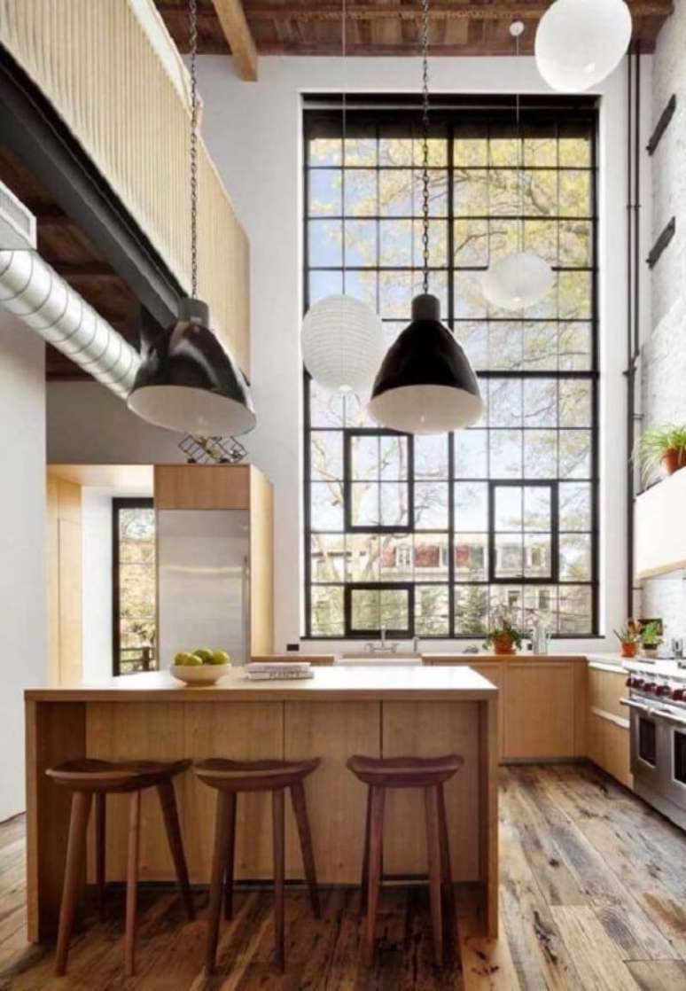 64. A janela ampla da cozinha valoriza a arquitetura com pé direito duplo. Fonte: Pinterest