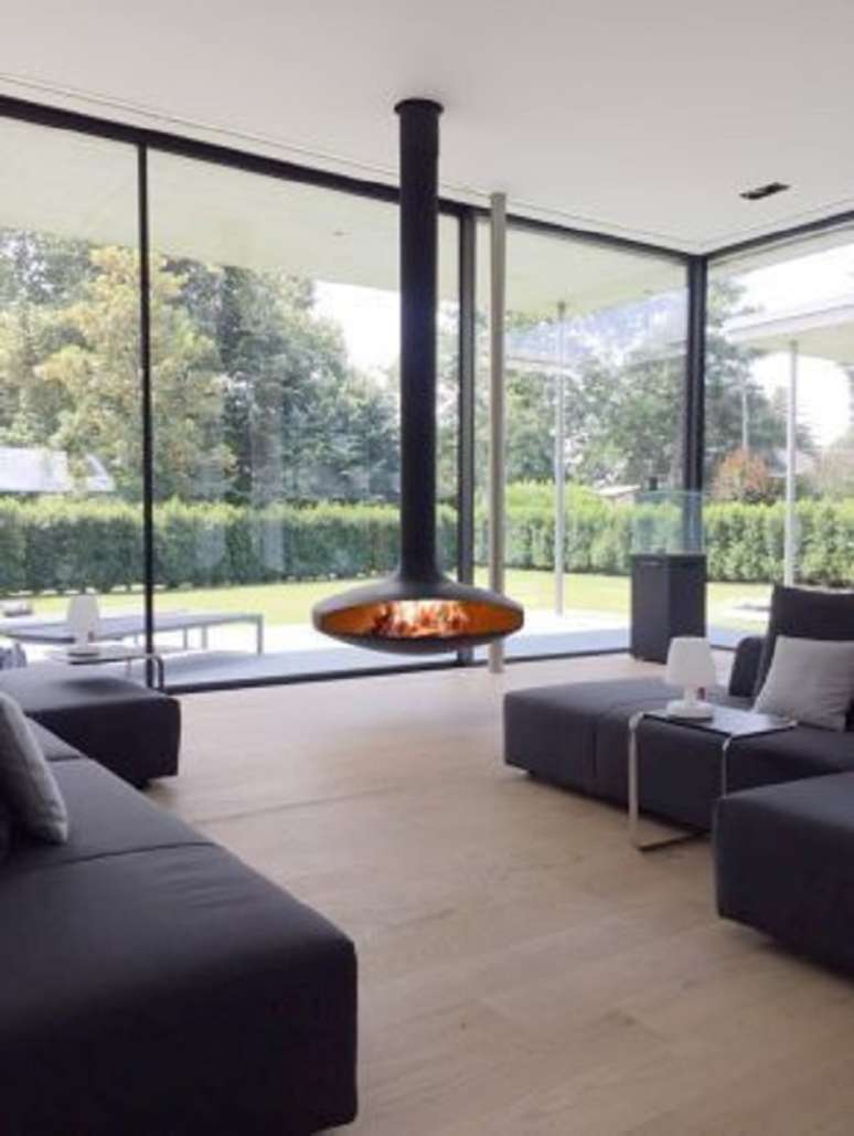 15. Lareira suspensa com conjunto de sof&aacute;s cinza &ndash; Foto Focus Creation