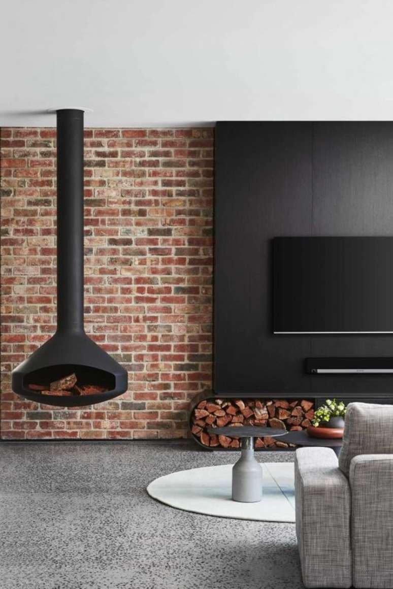 8. Lareira suspensa a lenha para sala de estar com painel planejado &ndash; Foto The Local Project