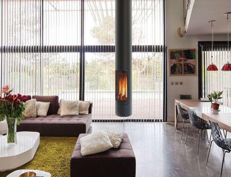 49. Casa conceito aberto com lareira suspensa &ndash; Foto Casa Abril