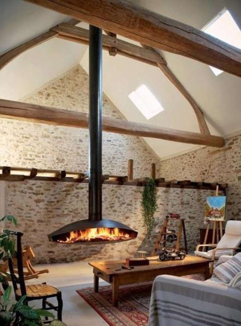 26. Lareira suspensa na sala de estar rustica com m&oacute;veis de madeira e papel de parede de tijolinho &ndash; Foto Casa Tres Chic