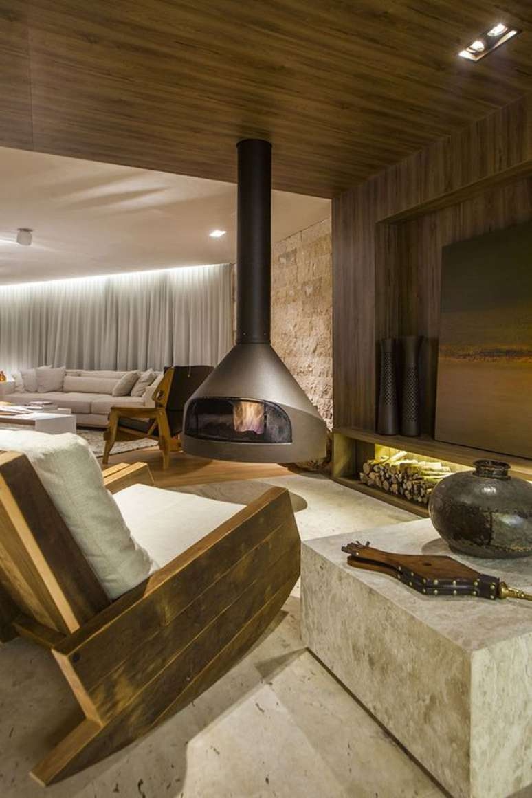 9. Lareira suspensa na sala com m&oacute;veis de madeira &ndash; Foto Casa Tres Chic
