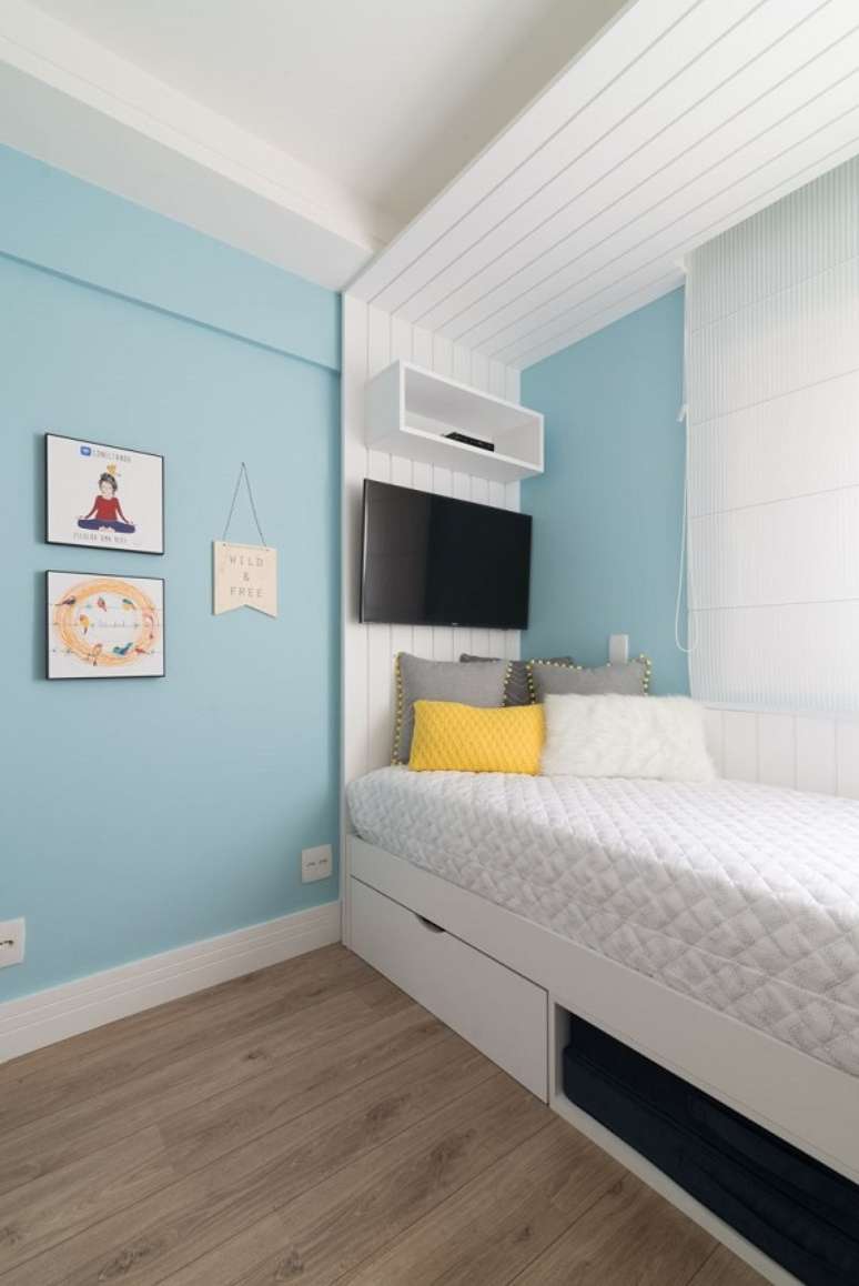 61. Projeto de dormitório com piso vinílico e cama com gaveta. Fonte: Danyela Corrêa