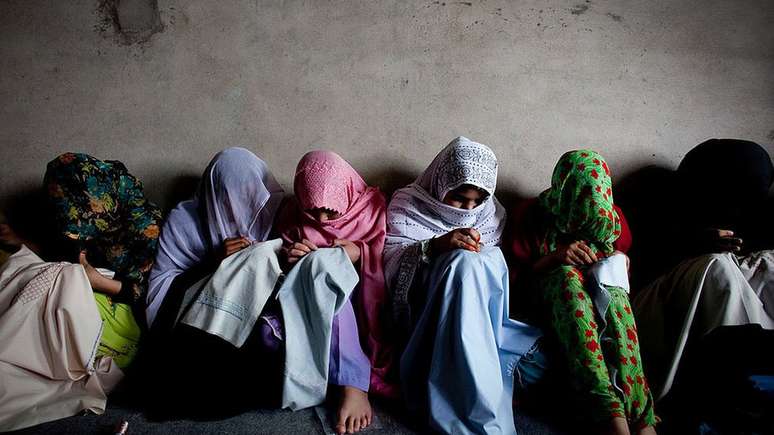 O Talebã proibiu mulheres com mais de 10 anos de ir à escola e exigiu que cobrissem todo o corpo