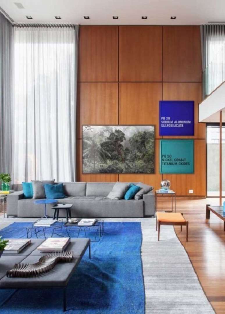 50. Forma uma linda composi&ccedil;&atilde;o de quadros na parede do im&oacute;vel com p&eacute; direito duplo. Fonte: Pinterest