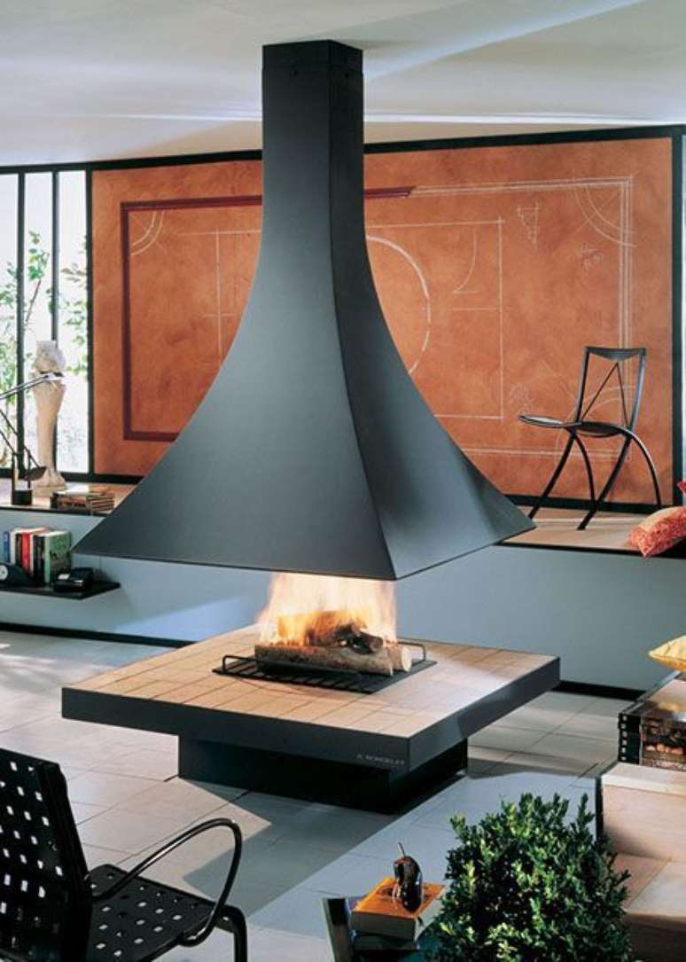 36. Sala com lareira suspensa preta &ndash; Foto Bordelet