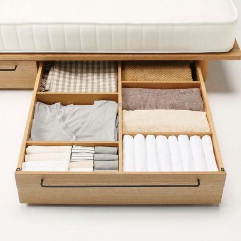 57. Organize roupas de cama, mesa e banho dentro das gavetas da cama. Fonte: Pinterest