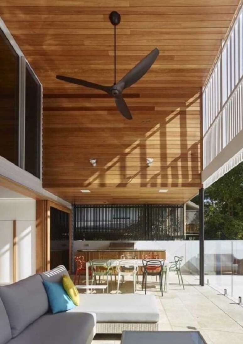 27. O p&eacute; direito duplo favorece a entrada de ar e luz natural no im&oacute;vel. Fonte: Pinterest