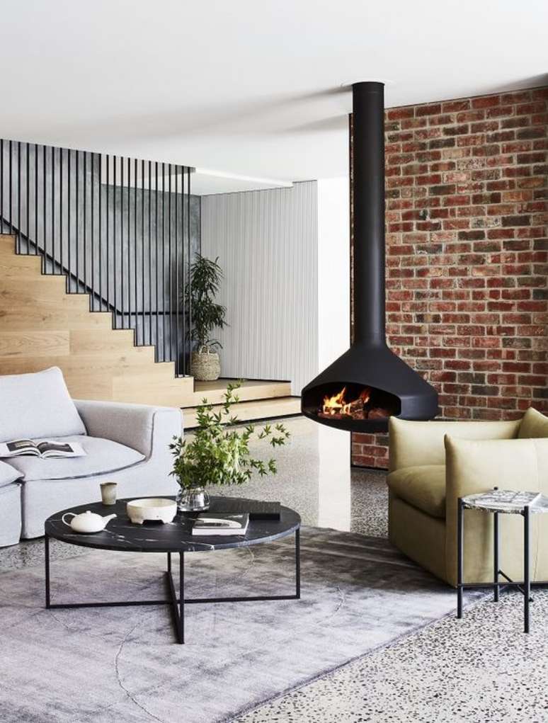 45. Sala moderna com lareira suspensa perto do sof&aacute; &ndash; Foto Globe West