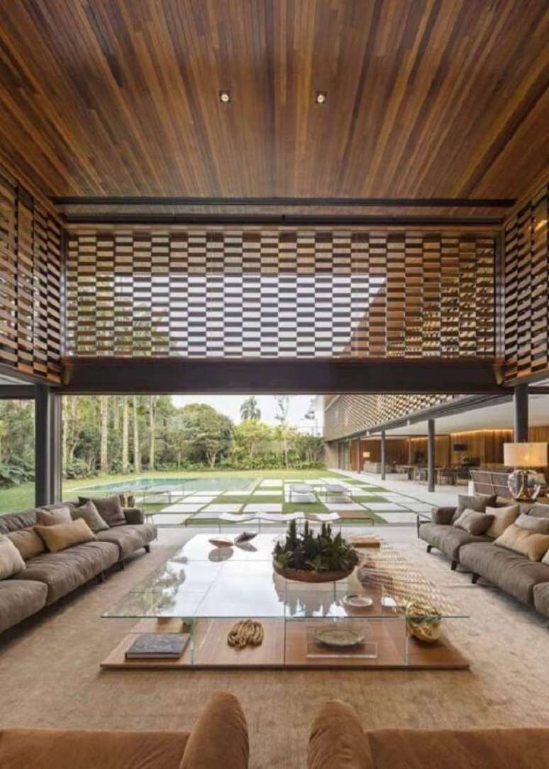 38. Tons amadeirados invadem a decora&ccedil;&atilde;o dessa arquitetura com p&eacute; direito duplo. Fonte: Pinterest