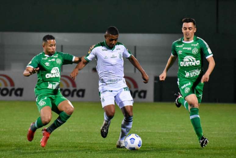 Chape e Coelho não tiveram uma noite brilhante em campo, pois a arbitragem foi a protagonista do duelo-(João Victor Zebral / América-MG)