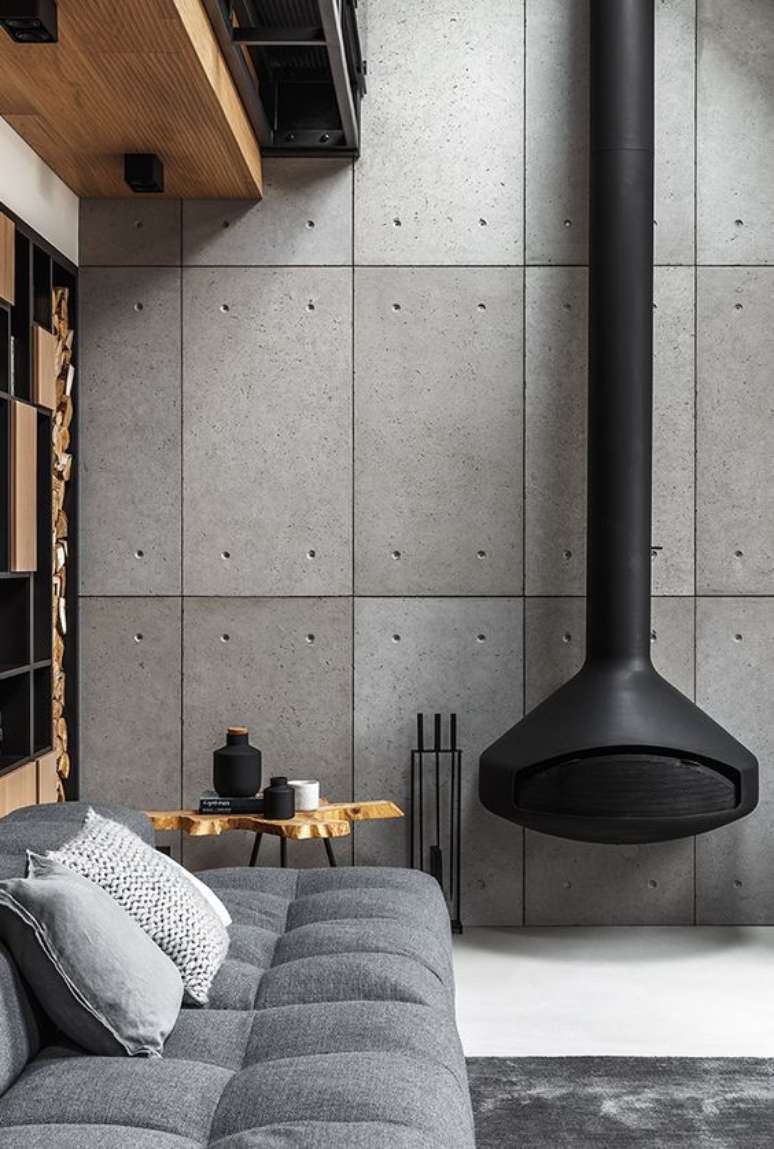 41. Sala estilo industrial com lareira suspensa preta &ndash; Foto Planete Decor
