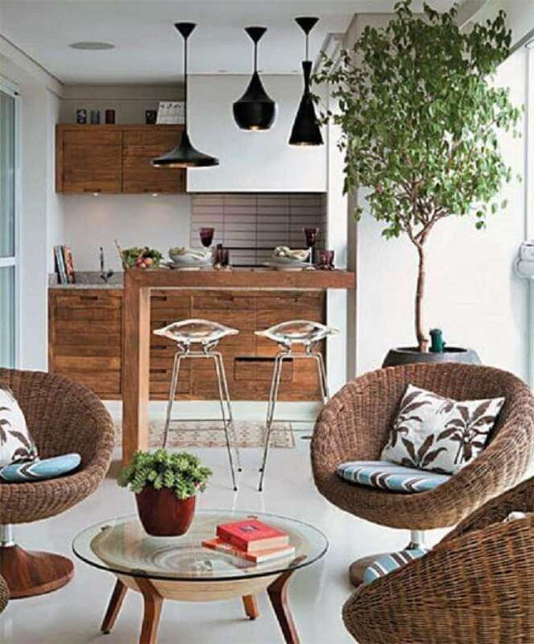 14. Decora&ccedil;&atilde;o com lustre para &aacute;rea gourmet de apartamento &ndash; Foto: Simples Decora&ccedil;&atilde;o