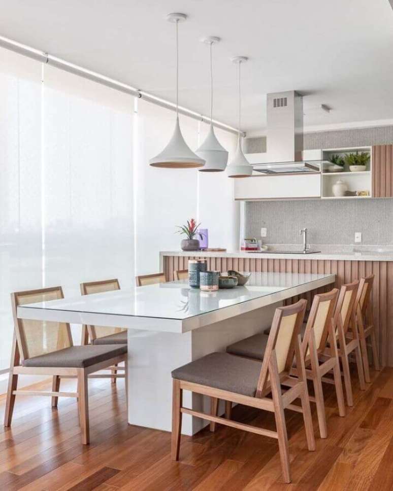 49. Lustre para &aacute;rea gourmet moderna decorada em cores claras &ndash; Foto: Dicas de Mulher