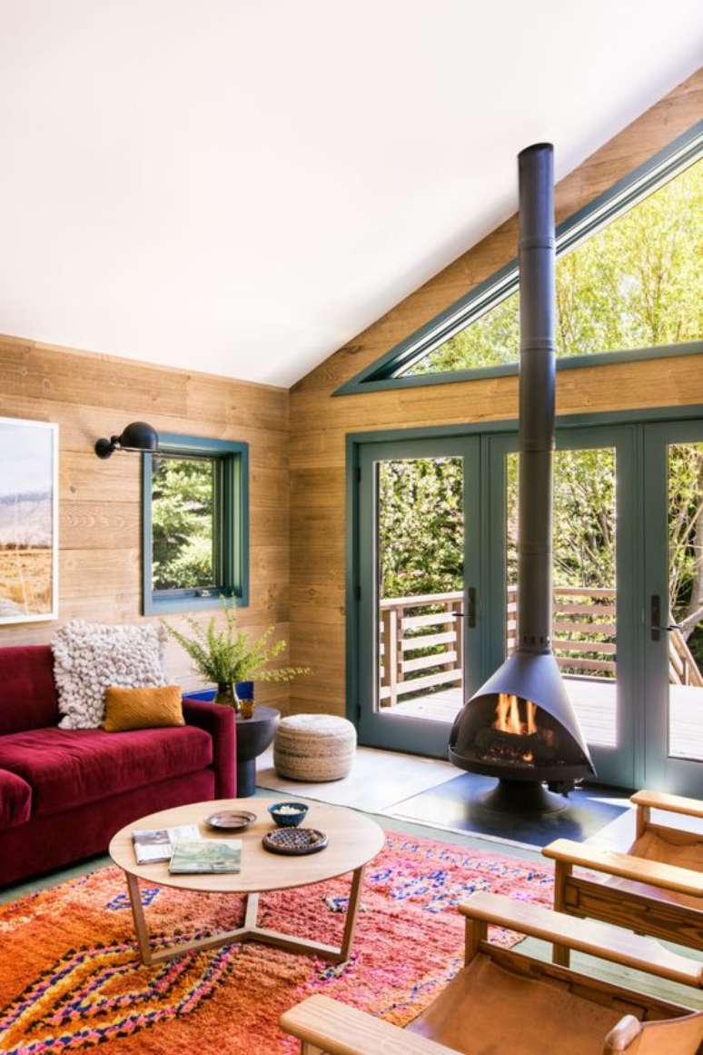 51. Decora&ccedil;&atilde;o de sala moderna com lareira suspensa para esquentar o ambiente &ndash; Foto Sunset