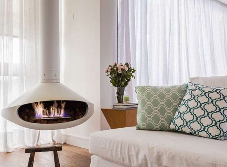 39. Sala de estar com lareira suspensa branca &ndash; Foto Revista Casa e Jardim