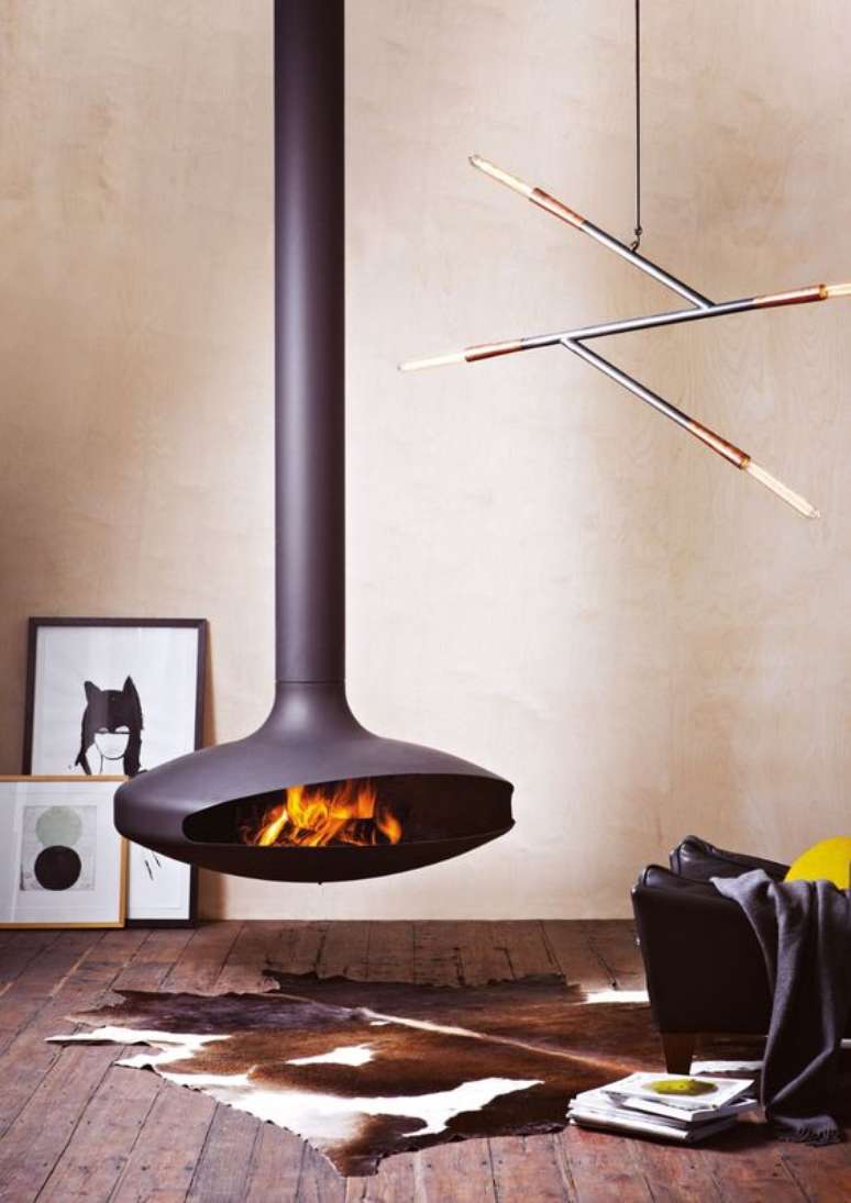 34. Sala com lareira suspensa e quadros preto e branco &ndash; Foto Oblica