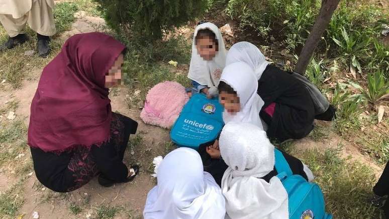 Amina visita alunas de uma escola na província de Herat