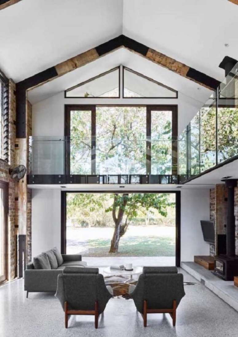 19. P&eacute; direito duplo fachada com janela ampla. Fonte: Pinterest