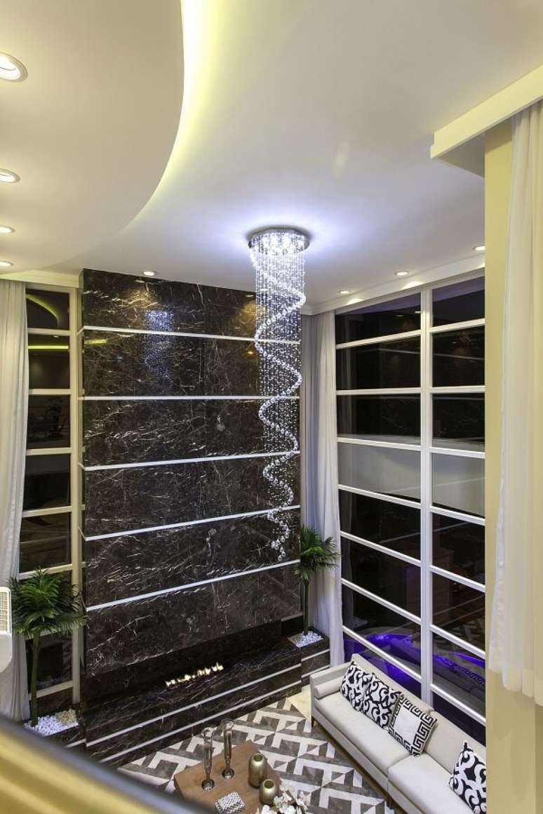 36. Modelo de lustre para p&eacute; direito duplo. Projeto de Aquiles Nicolas K&iacute;laris