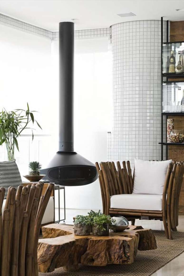 48. Sala r&uacute;stica com lareira suspensa preta &ndash; Foto Galeria da Arquitetur