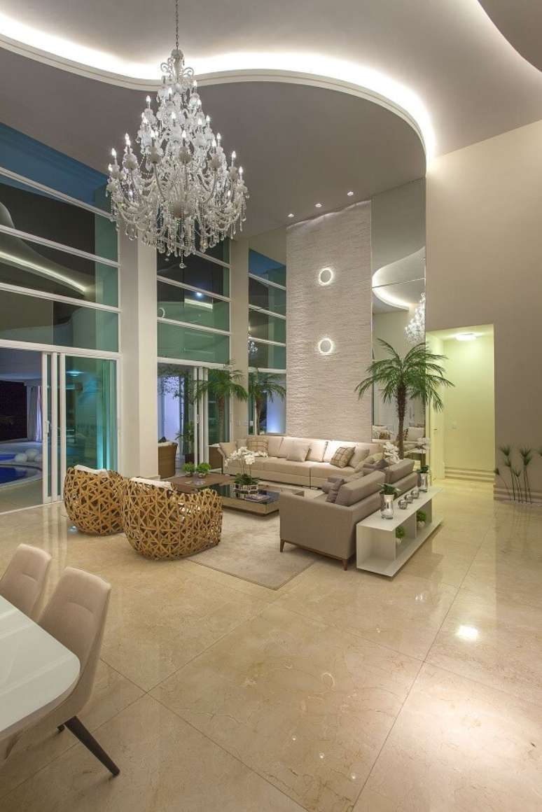 57. A sanca de gesso da sala com p&eacute; direito duplo se destaca na decora&ccedil;&atilde;o. Projeto de Iara Kilaris