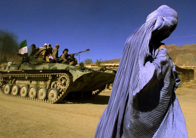 Mulher usa burca no Afeganistão de 2001